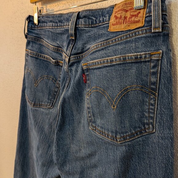 Levi's 501 Med Wash Straight Leg Frayed Hem Cropped Jeans size 28x26 - Picture 4 of 7